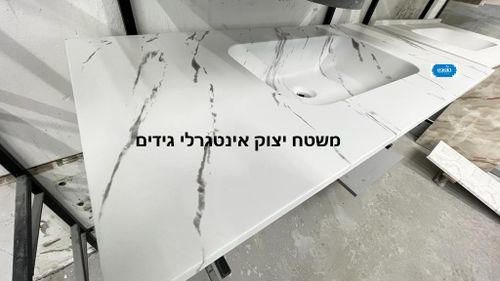 משטח יצוק אינטגרלי עם גידים
