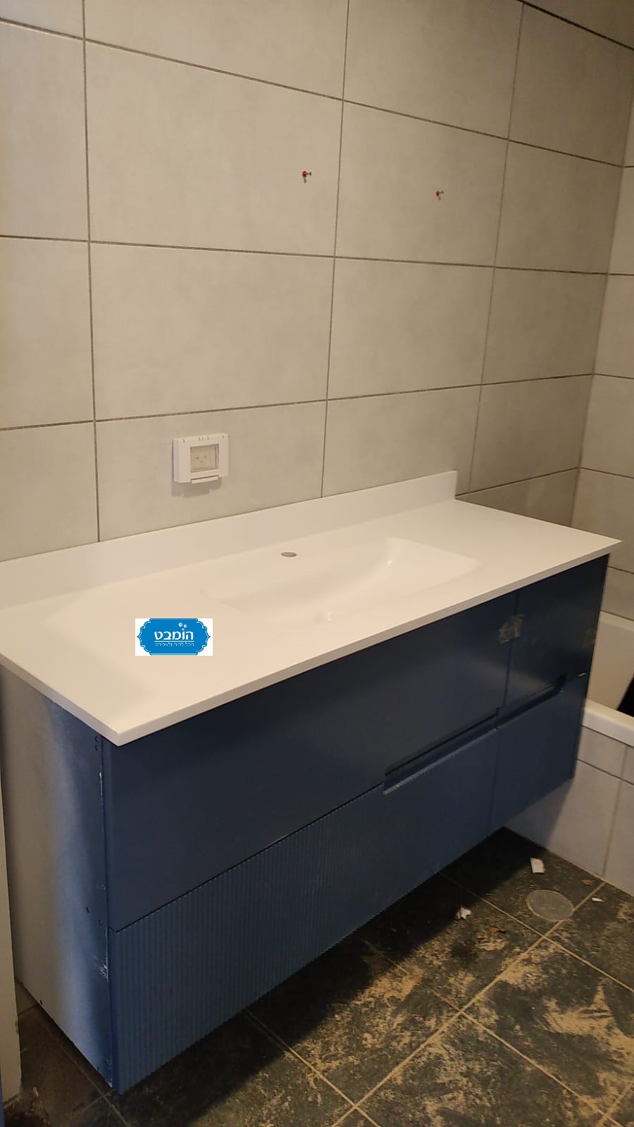 ארון אמבטיה כחול אפוקסי תלוי בוהם  עם משטח אינטגרלי יצוק גוליאן וגב אחורי