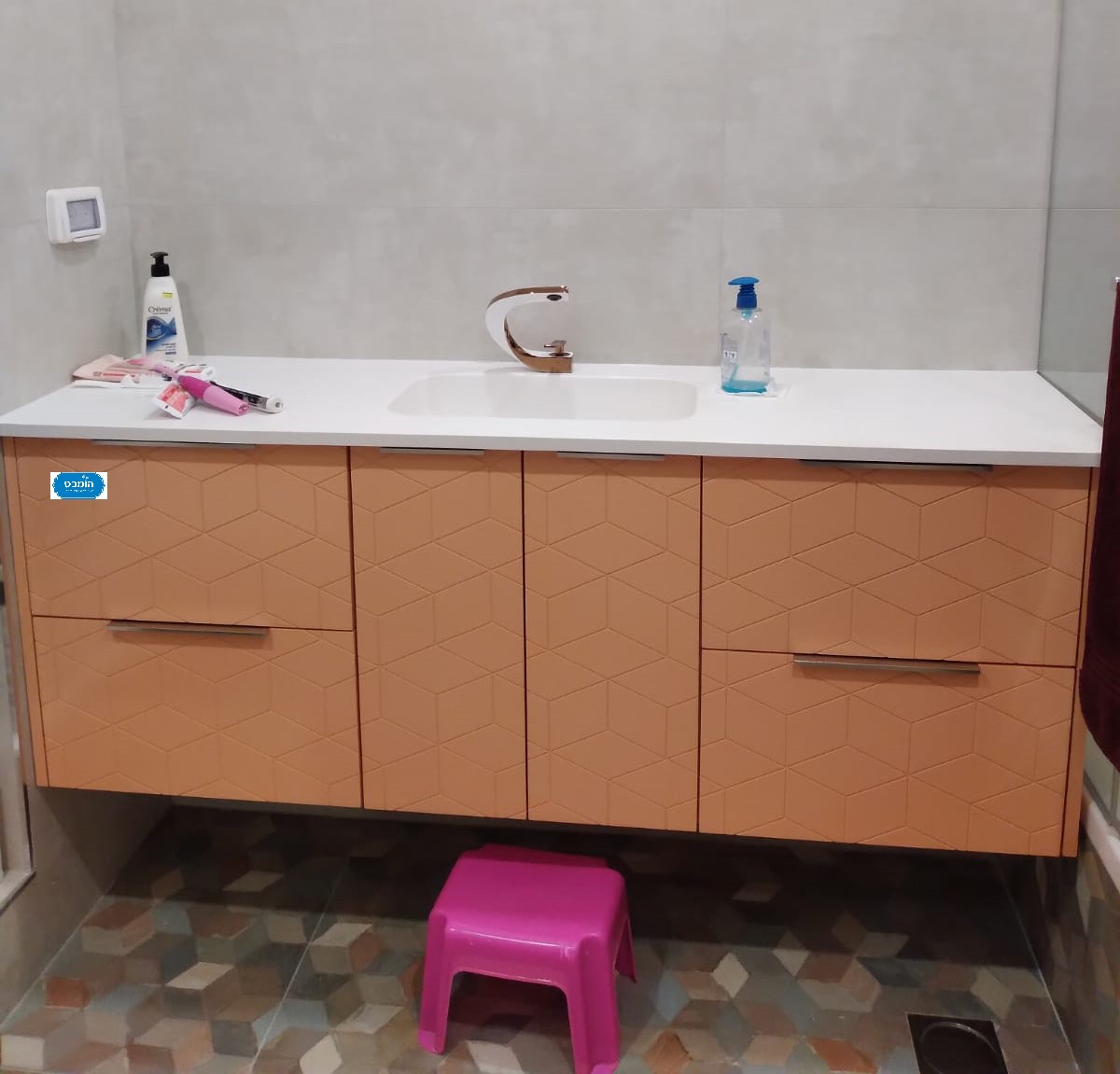 ארון אמבטיה אפוקסי תלוי קורין עם משטח אינטגרלי יצוק גוליאן