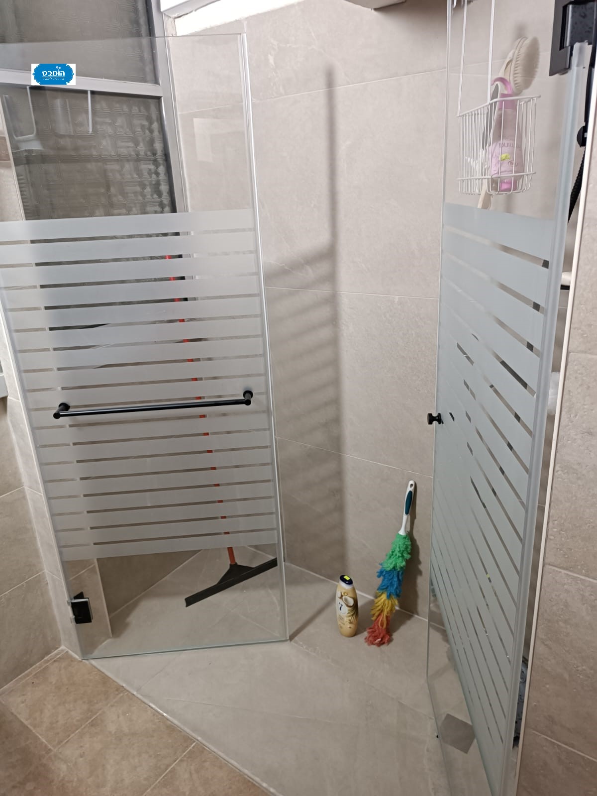 מקלחון חזית לפי מידה 8 מ"מ מחוסם מלא 2 דלתות זכוכית פסים פירזול שחור