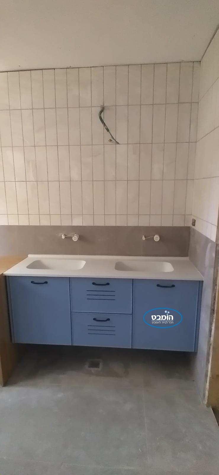ארון אמבטיה אפוקסי תלוי דומבה עם משטח שיש גוליאן וכיור כפול