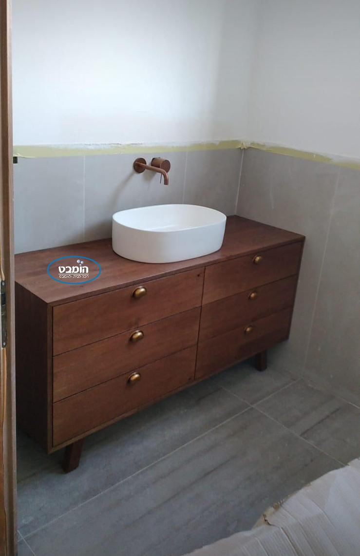 ארון אמבטיה פורניר עומד דובדבני עם משטח בוצ