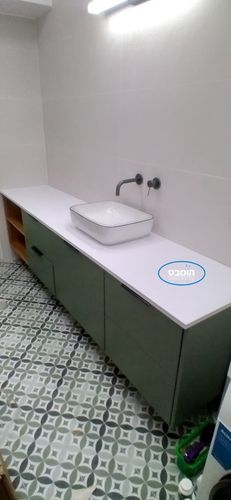 ארון אמבטיה אפוקסי תלוי גרין עם פלטה עליונה שיש יצוק גוליאן + כיור מונח