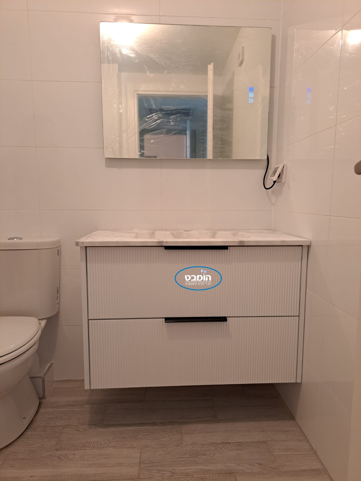 ארון אמבטיה אפוקסי תלוי דרימר עם כיור שוקת משופע קאררה עם משטח יצוק גוליאן