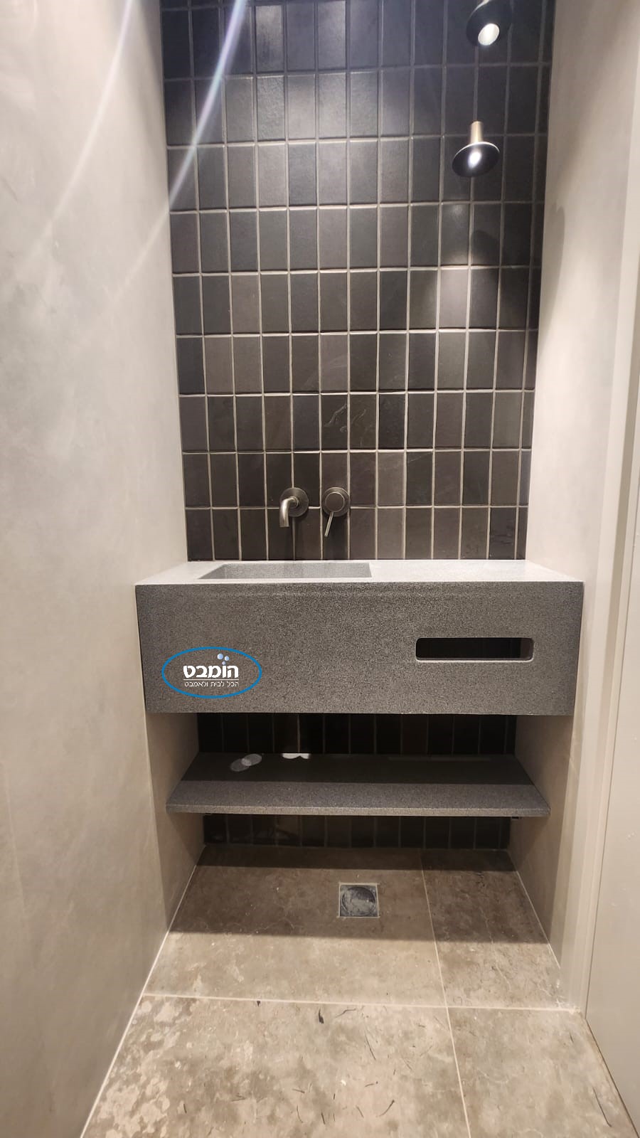 יחידת תליה מרחפת  שיש יצוק גוליאן עם פינוי למגבת כולל מדף שיש תחתון