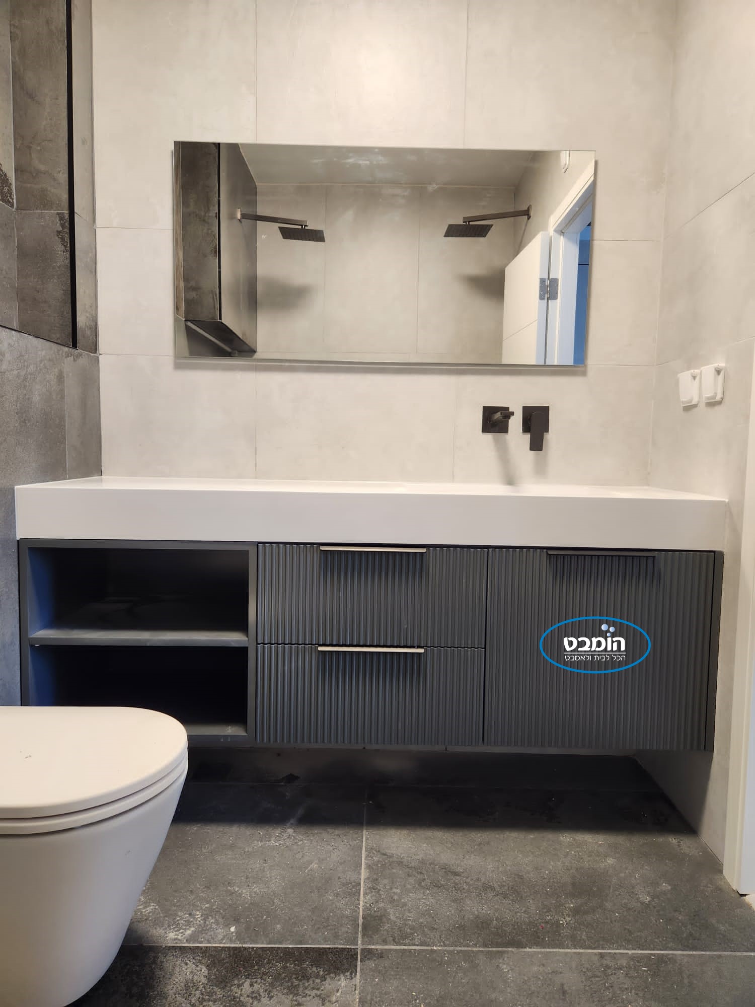 ארון אמבטיה אפוקסי תלוי ערן עם כיור שוקת + סינר 15 ס"מ משטח שיש יצוק גוליאן