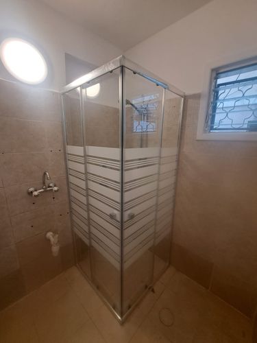 מקלחון פינתי הזזה 90*90 2 דפנות קבועות + 2 דלתות הזזה