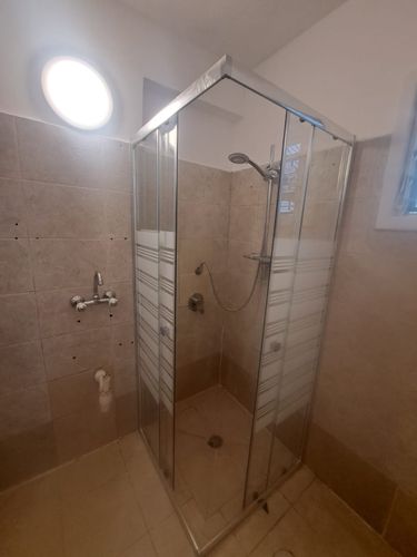 מקלחון פינתי הזזה 90*90 2 דפנות קבועות + 2 דלתות הזזה