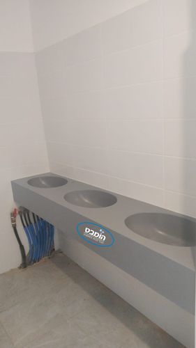 משטח שיש יצוק עינב פלוס עם 3 כיורים אובליים  שיש גוליאן מוסדי