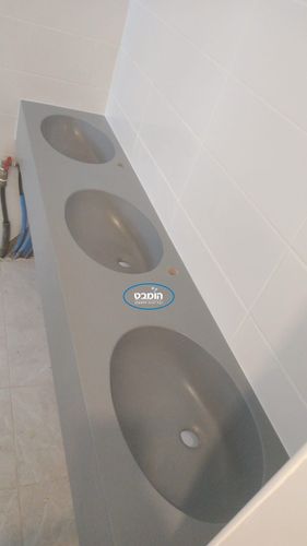 משטח שיש יצוק עינב פלוס עם 3 כיורים אובליים  שיש גוליאן מוסדי