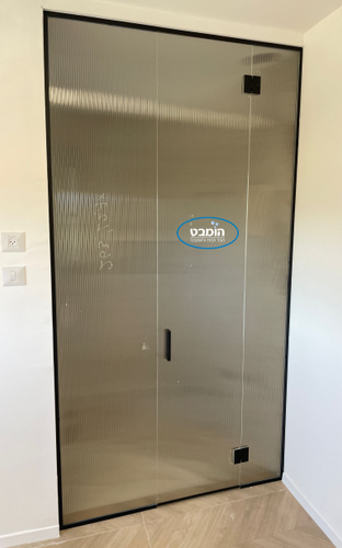 קיר זכוכית לפי מידה שני קבועים+ דלת פתיחה זכוכית גלים גלינה פירזול שחור