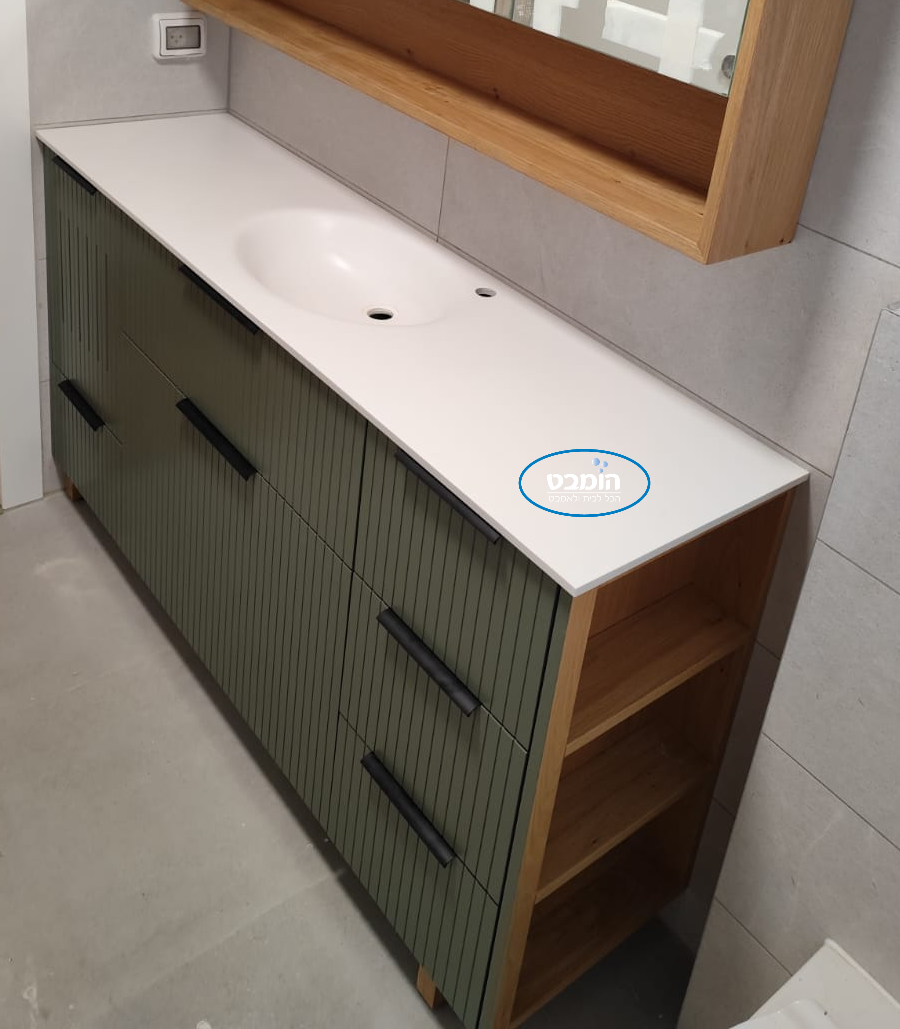 ארון אמבטיה אפוקסי עומד אדרת עם משטח שיש אינטגרלי יצוק קוריאן ומדפים בצד הארון 