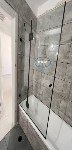 אמבטיון קבוע + דלת 8 מ"מ מחוסם מלא זכוכית שקופה ופירזול שחור 