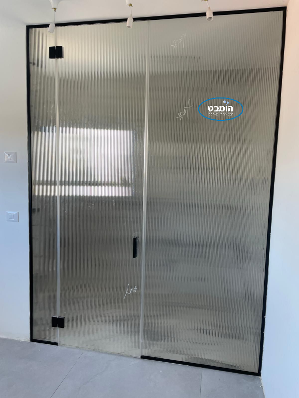 קיר זכוכית לפי מידה שני קבועים+ דלת פתיחה זכוכית גלים גלינה פירזול שחור