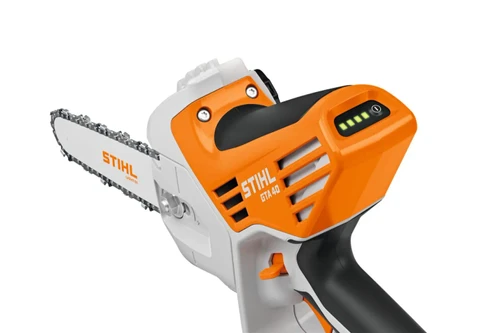 תקריב של מסור שרשרת STIHL GTA 40 עם צג LED לחיווי מצב סוללה ופס ייחודי של המותג על גוף הכלי