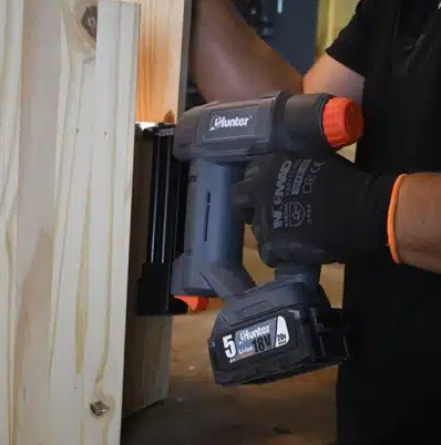 אקדח מסמרים וסיכות נטען 18 V  לעץ + סוללה 2 אמפר+ מטען + תיק איכותי  HUNTER 102102-005