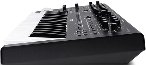 זווית נוספת moog - messenger analog synthesizer with keyboard