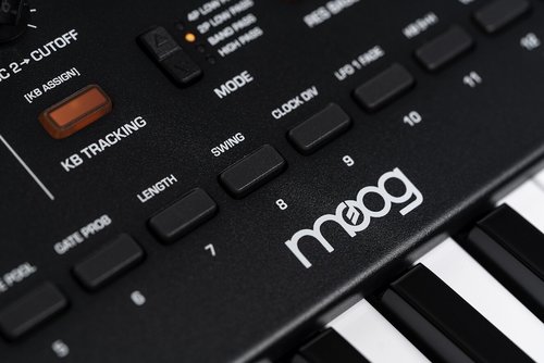 זווית נוספת moog - messenger analog synthesizer with keyboard