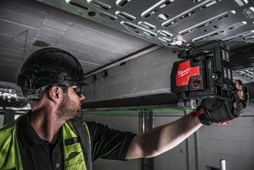 ערכת פלס נטען + סוללה 3 אמפר L4 CLLP USB מבית Milwaukee