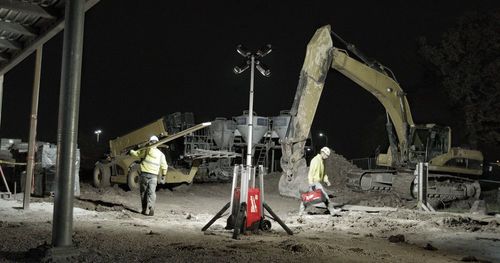 עמוד תאורה נטען 27,000 לומין MILWAUKEE MXF TL