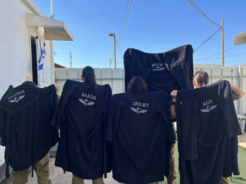 חלוקי רחצה לחיילים עם סמל יחידה ורקמה