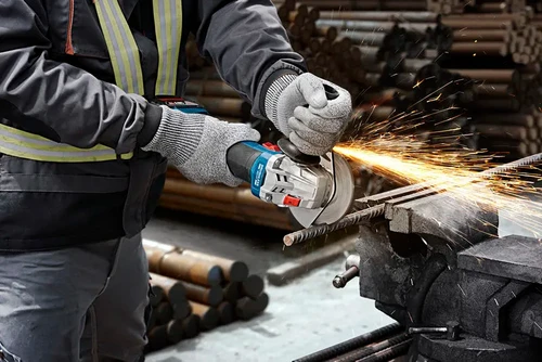חיתוך מוט ברזל באמצעות משחזת זווית Bosch GWS 18V-8 כשהניצוצות מתפזרים סביב