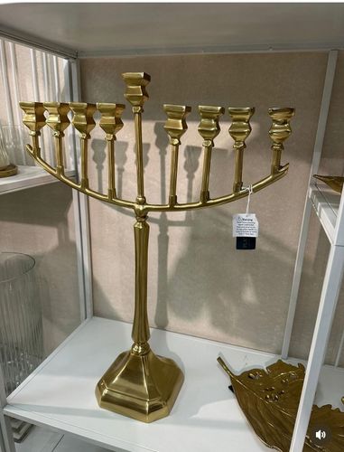 חנוכיה מרהיבה ממתכת בראס זהב 