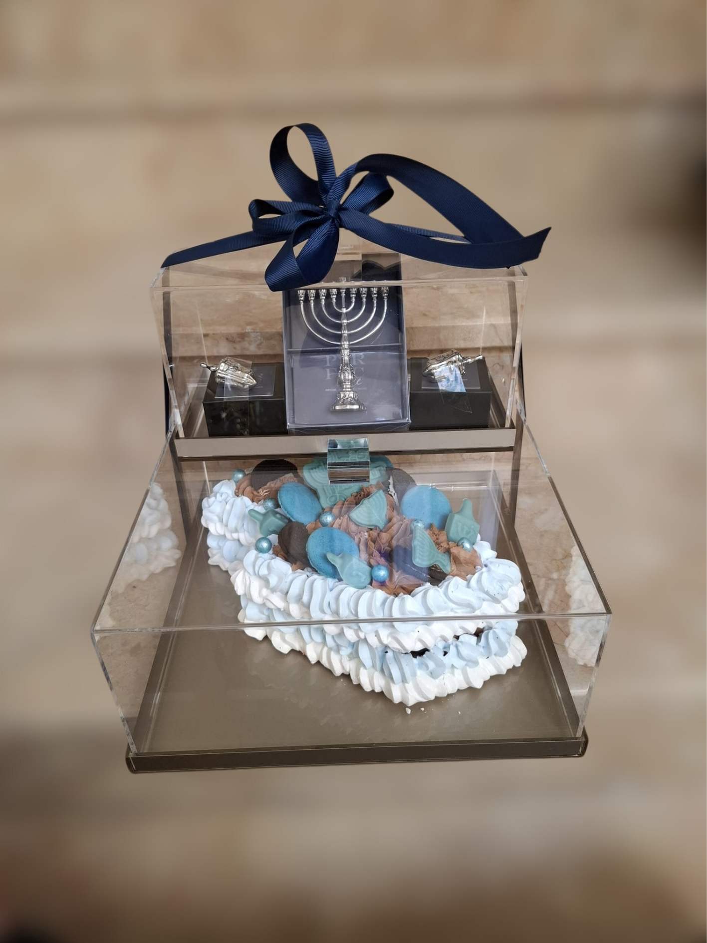 מארז יוקרתי לחנוכה עוגה עשירה בצורת סביבון 3 מיניאטורות כסף וקופסאות אקריליק