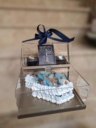 מארז יוקרתי לחנוכה עוגה עשירה בצורת סביבון 3 מיניאטורות כסף וקופסאות אקריליק