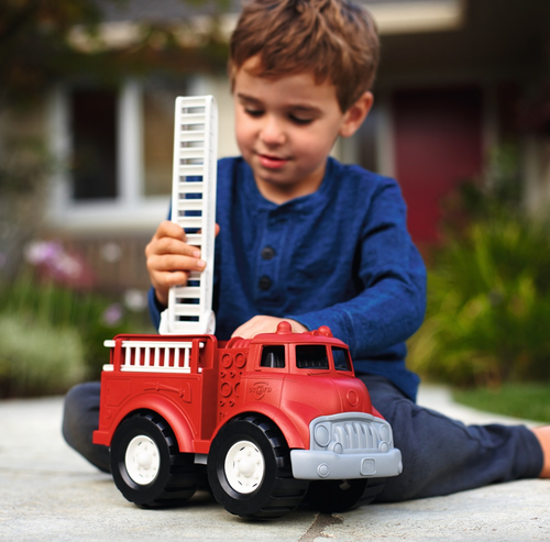 צעצוע עשוי 100% פלסטיק ממוחזר - משאית מכבי אש אדומה עם סולם  5