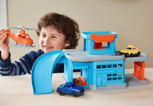 סט חניון מפלסטיק ממוחזר עם 2 רכבים ומסוק 4