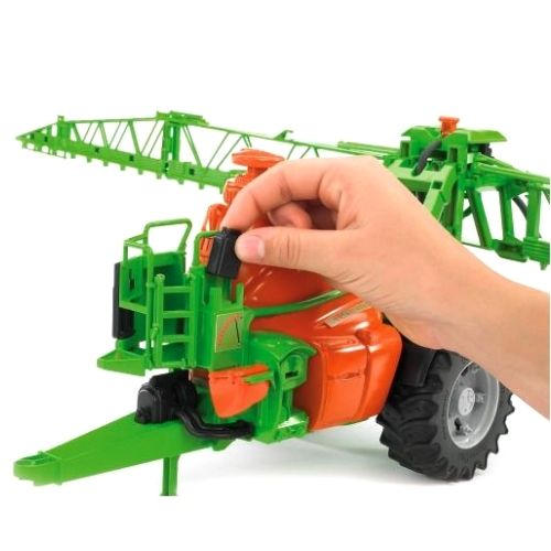 מתקן ריסוס AMAZONE UX 5200 עם כנפי התזה נפתחות ברוחב כולל של 100 ס