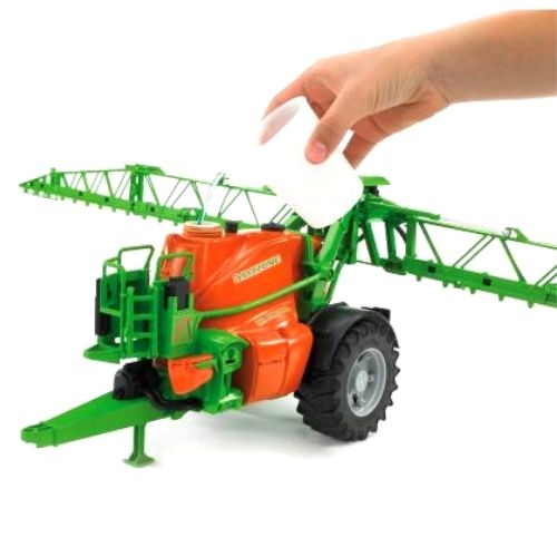 מתקן ריסוס AMAZONE UX 5200 עם כנפי התזה נפתחות ברוחב כולל של 100 ס
