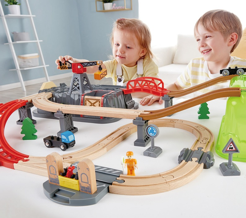 סט מסילות רכבת מתקדם עם גשרים, מנוף ומגוון אביזרים 50 חלקים בקופסת אחסון 2