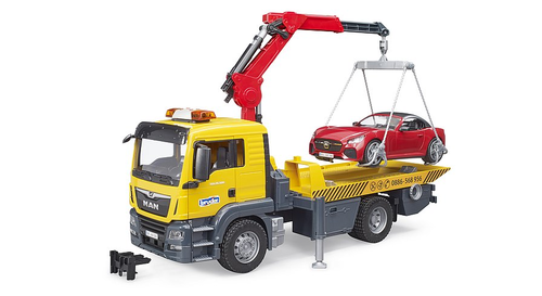 משאית גרר MAN צהובה ומכונית Roadster אדומה על משטח העמסה מתרומם ומתארך ומנוף עם כף נפתחת 1