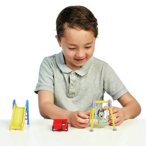 גן שעשועים הכולל מגלשה, נדנדה ועגלה עם דמות בלואי מסדרת הילדים האוסטרלית  3
