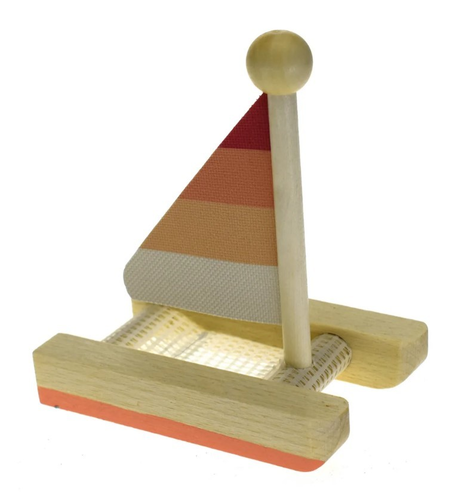 סירת עץ קטנה וצפה בגווני ורוד 1