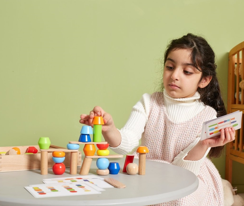 משחק בניית מגדלים מעץ מלא עם 46 לבני בנייה ו- 6 כרטיסיות משחק בקופסת עץ 7