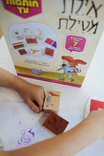 ערכה עם 7 חותמות, כריות דיו ועפרונות בקופסא רב פעמית - איילת מטיילת 3