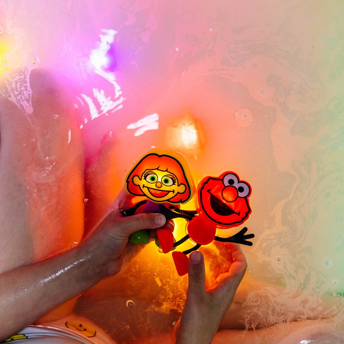 חברים זוהרים באמבטיה רחוב סומסום - שתי קוביות זוהרות במים ובובת חבר ג'וליה 3