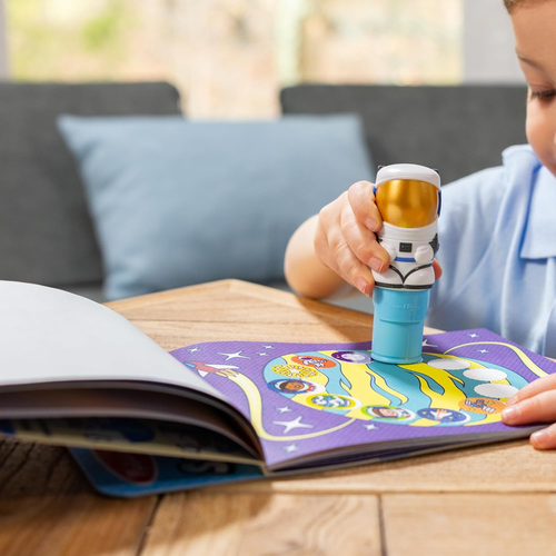 Sticker WOW! חוברת מדבקות 24 דפים עם מכשיר הדבקה אוטומטי ו 300 מדבקות - אסטרונאוט 4