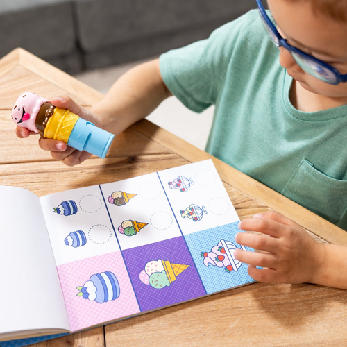 Sticker WOW! חוברת מדבקות 24 דפים עם מכשיר הדבקה אוטומטי ו 300 מדבקות - גלידה 3