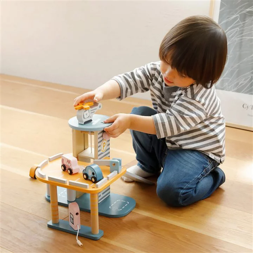 חניון מכוניות מעץ עם עמדת תדלוק, עמדת שטיפה, רמפה, מעלית, 3 מכוניות ומסוק + מנחת 7