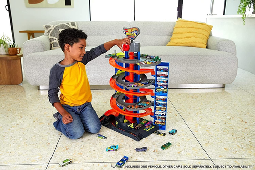 חניות מכוניות ענק עם מעלית ומכונית 2