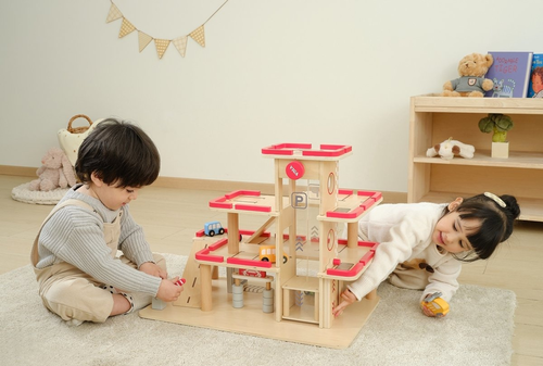 חניון מכוניות תלת קומתי עם תחנת דלק, מעלית, רמפה, 3 מכוניות ומסוק 2