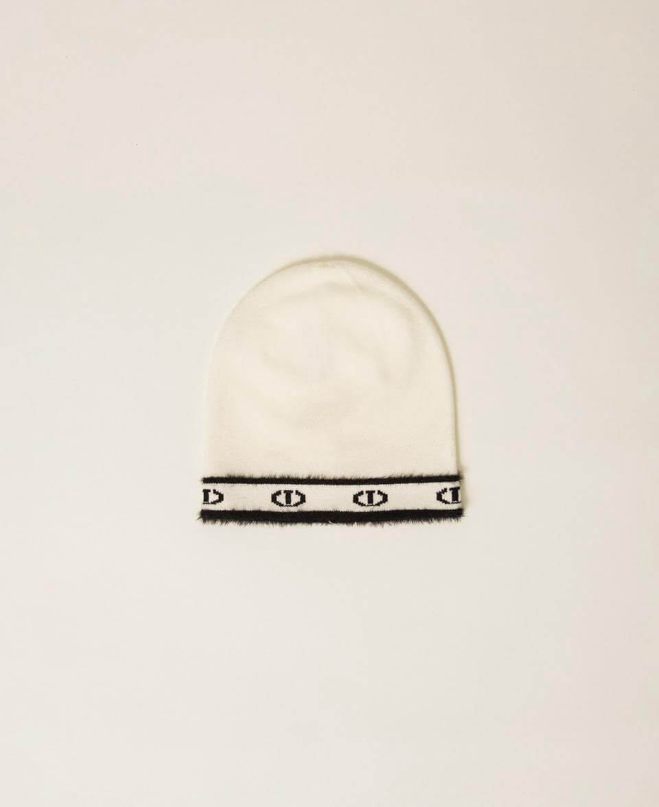 Knit beanie with Oval T