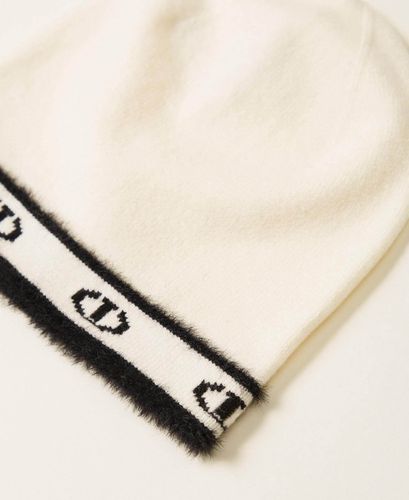 Knit beanie with Oval T