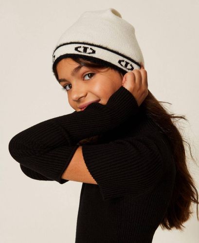Knit beanie with Oval T
