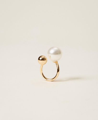 Ring with pearl