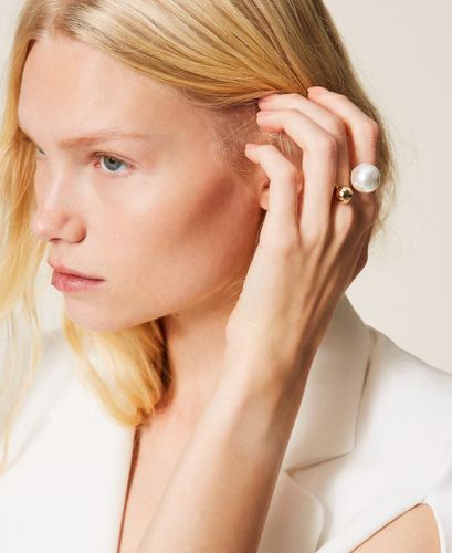 Ring with pearl